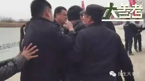  郑州楼盘着火 致2死 记者采访被打并遭警察带走