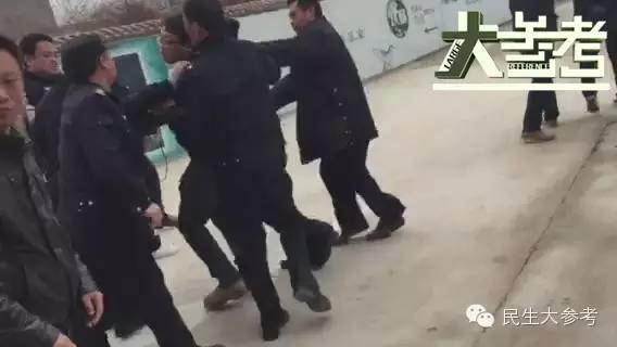  郑州楼盘着火 致2死 记者采访被打并遭警察带走