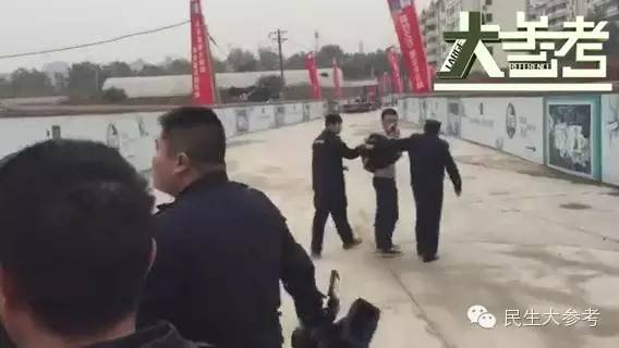  郑州楼盘着火 致2死 记者采访被打并遭警察带走