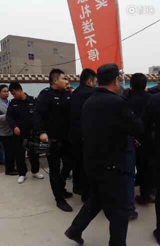  郑州楼盘着火 致2死 记者采访被打并遭警察带走