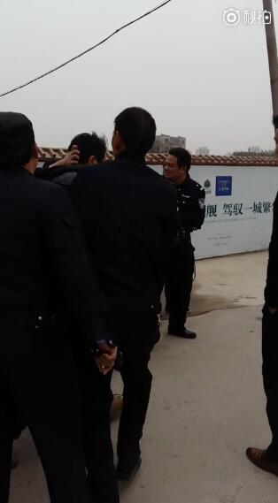  郑州楼盘着火 致2死 记者采访被打并遭警察带走