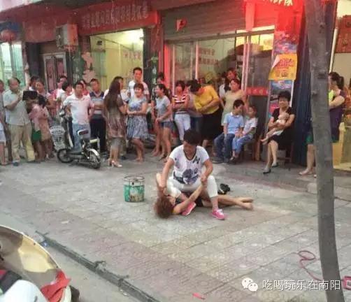 不作不会死 南阳街头再现原配暴打小三