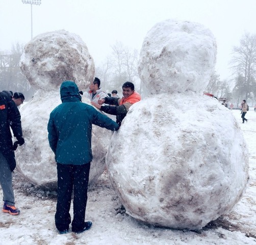 北体大学生操场堆巨型雪人 引众人围观(2)