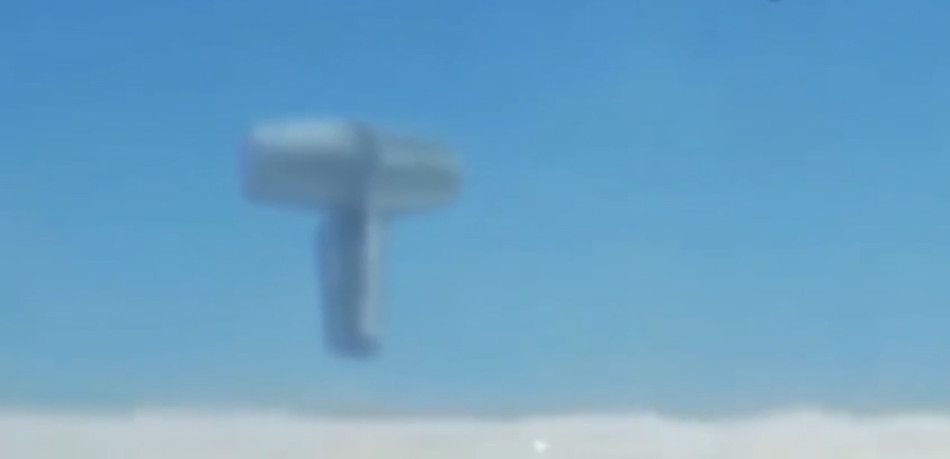 传乘客飞机上拍到巨型ufo物体 外形似雷神之锤