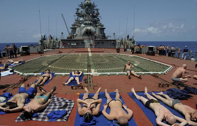 俄罗斯海军编队亚丁湾反海盗惬意生活(1)