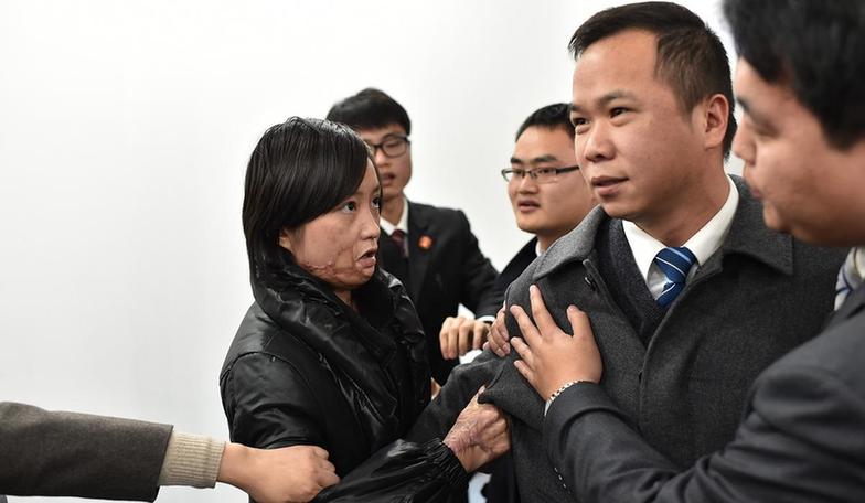 合肥少女毁容案二审开庭 周岩情绪激动