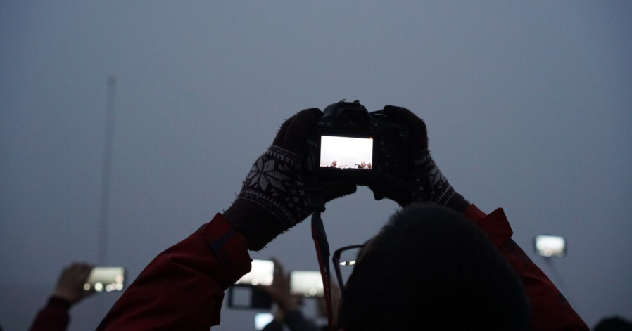 北京民众雾霾天等看升旗仪式(3)