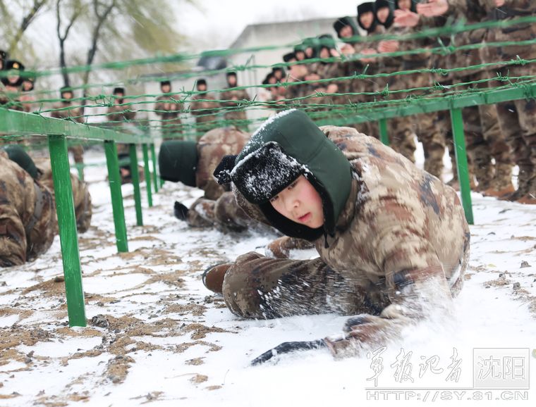 20,女兵在雪中进行低姿匍匐训练