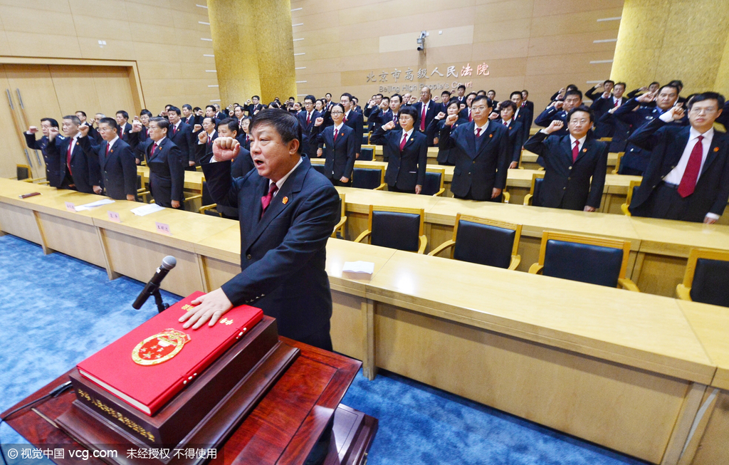 宪法宣誓法器 京城首次亮相:高1.45米 红木材质