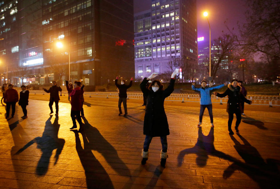 北京首启雾霾红色预警 大妈戴口罩跳舞