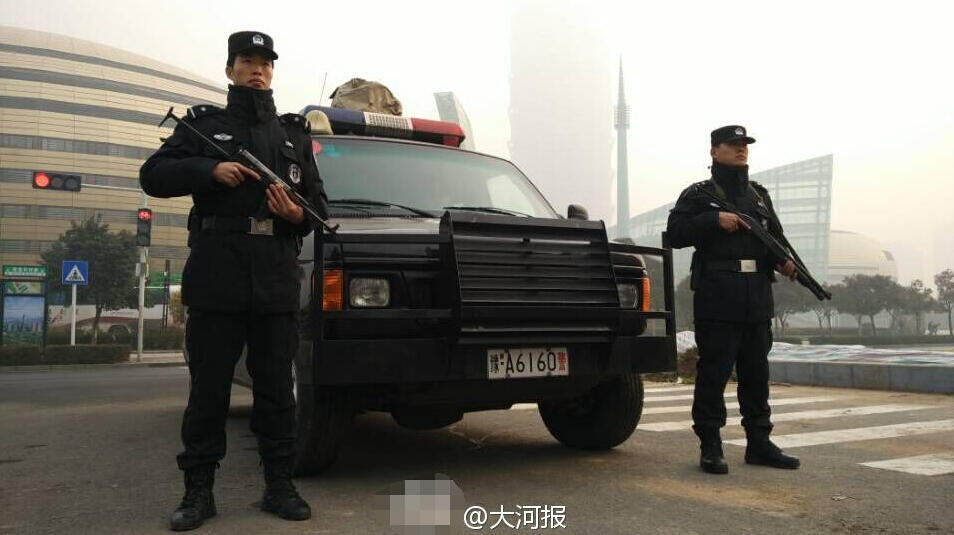郑州启动最高级别安保 特警实枪荷弹24小时巡