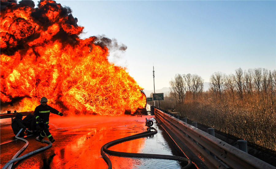 北京6环路一载30吨油罐车起火爆炸(2)