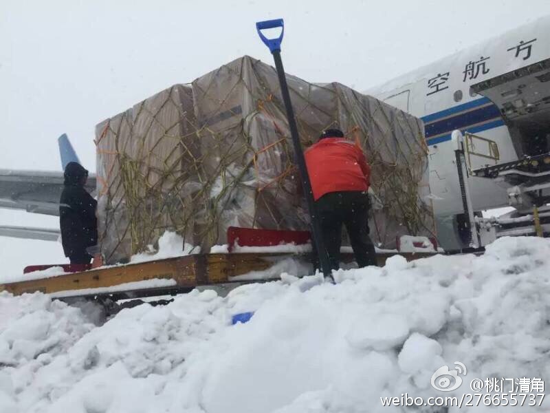 乌鲁木齐降雪厚度超30cm 航班大面积延误