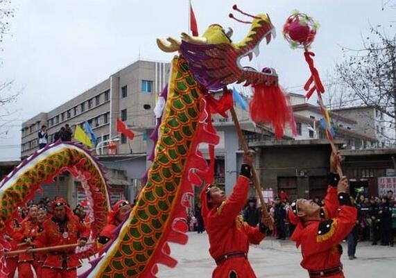  土家族万人年猪宴 :大批游客品尝蒸肉 过年有哪