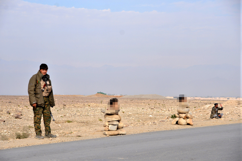 血腥复仇:4名IS恐怖分子被阿富汗枭首示众(1)