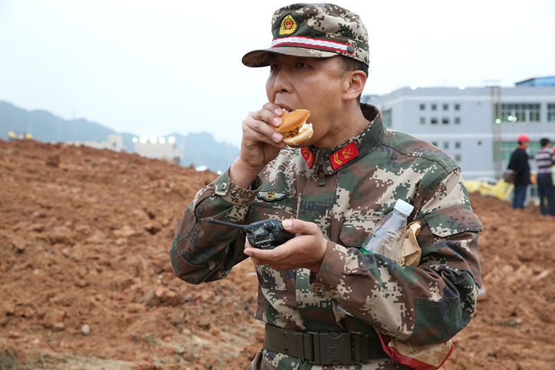 深圳山体滑坡:武警交通六支队决战核心重灾区