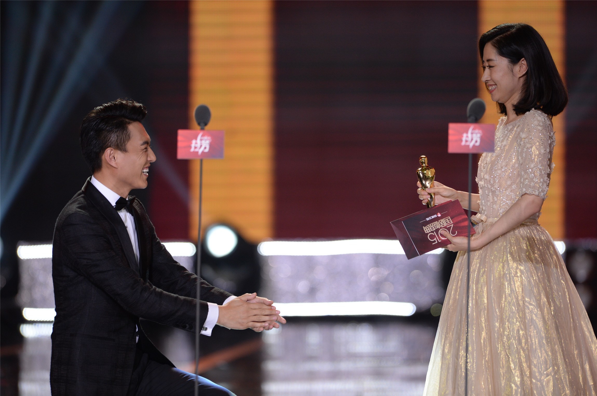 大哥靳东也以跪谢的方式接过"大姐"刘敏涛颁发的奖杯.