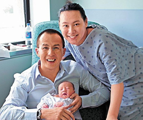 李嘉诚携儿孙祭拜亡妻 未见梁洛施三子