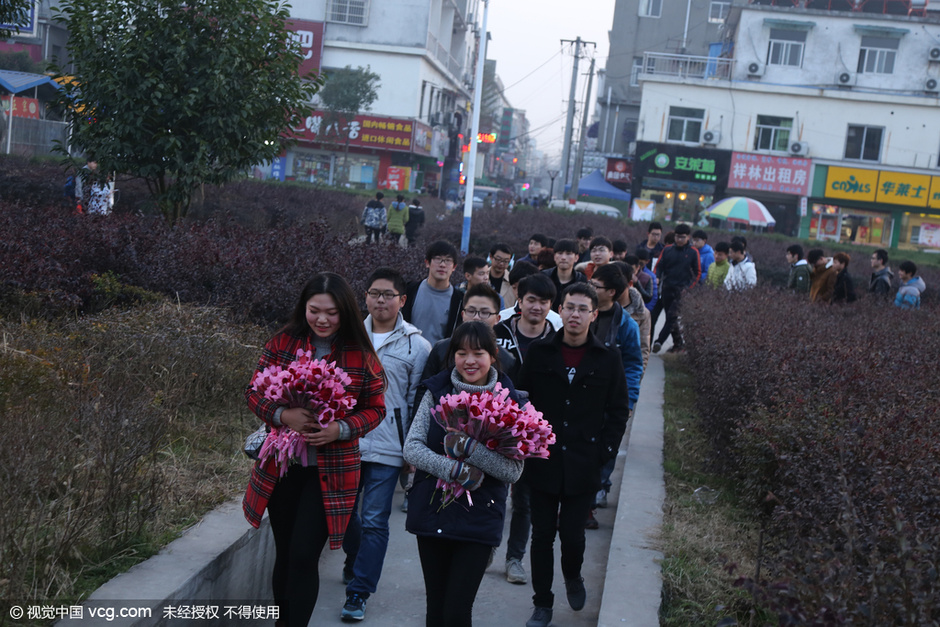 55名男生手持玫瑰 为班里仅有的两名女生庆生