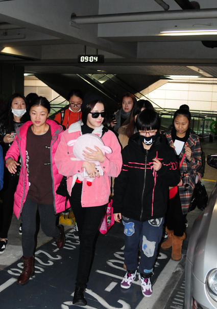 组图:迪丽热巴机场获赠公仔 笑对粉丝心情靓(3