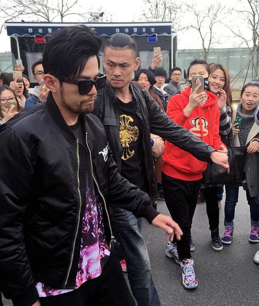 组图:周杰伦黑超遮面获粉丝簇拥 临走不忘挥手