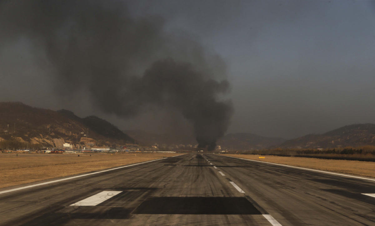 延安机场附近一建筑物突发火灾 机场浓烟弥漫(2)