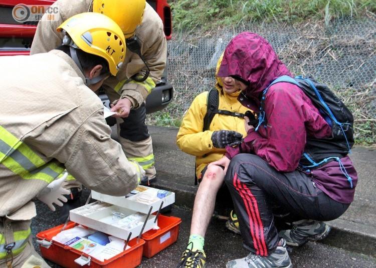 香港59年来最强寒潮 大批登山客被困山上