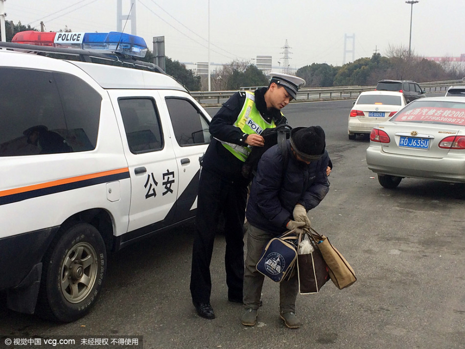 男子打工没赚钱 爬进高速欲徒步回家过年(3)