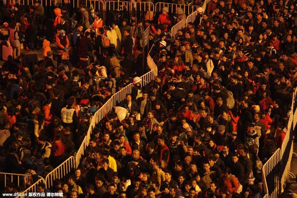 恐怖!广州火车站5万人滞留 人山人海