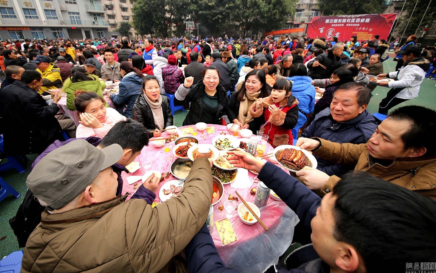 重庆一企业家摆百家宴 请街坊邻居吃团年饭