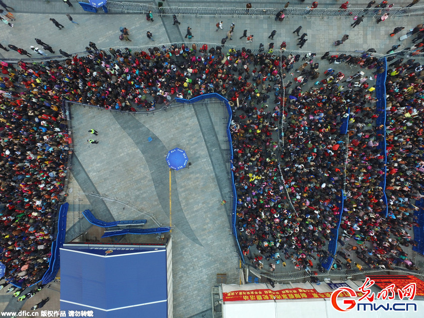 航拍广州火车站5万旅客滞留 密密麻麻