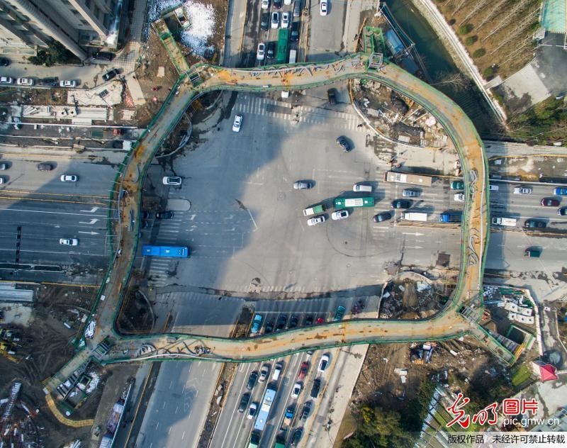 图为航拍器拍摄的杭州首座歪歪扭扭的人行天