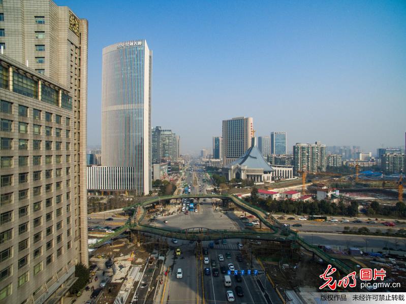 图为航拍器拍摄的杭州首座歪歪扭扭的人行天