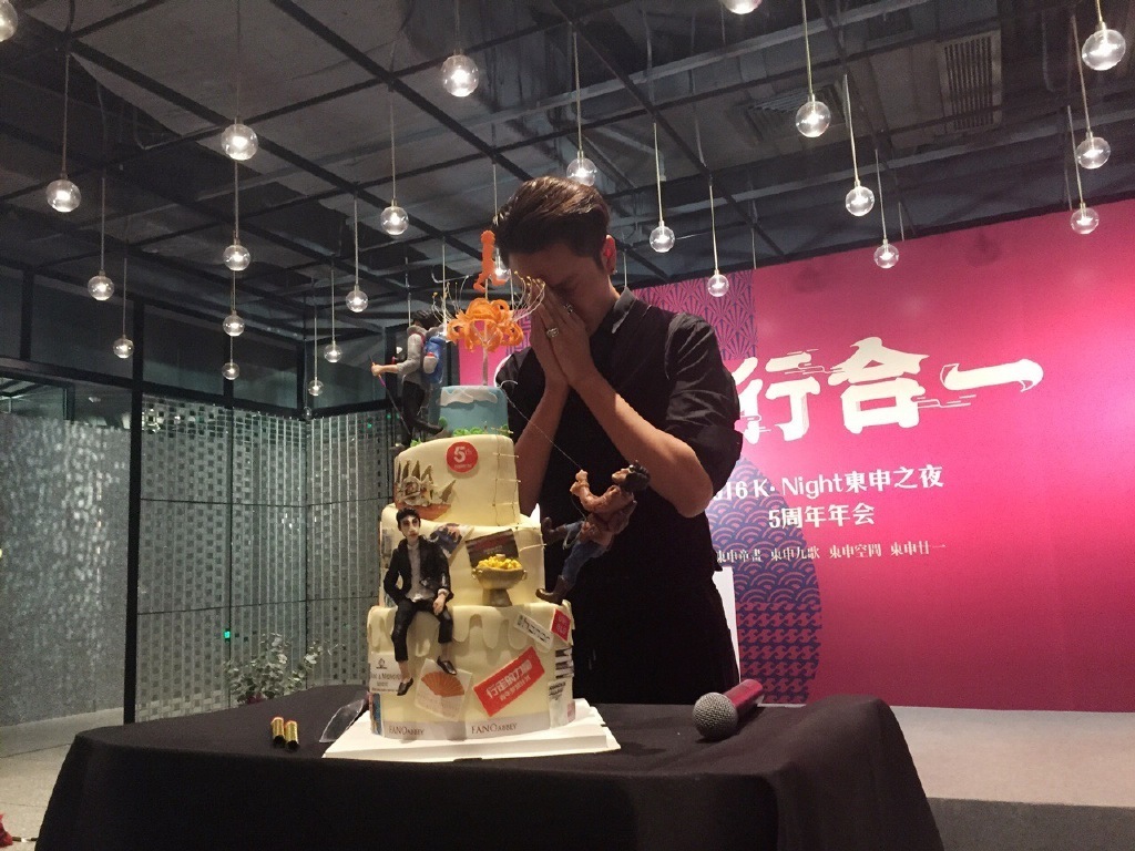 组图:陈坤庆40岁生日 看蛋糕上的自己一脸迷惑