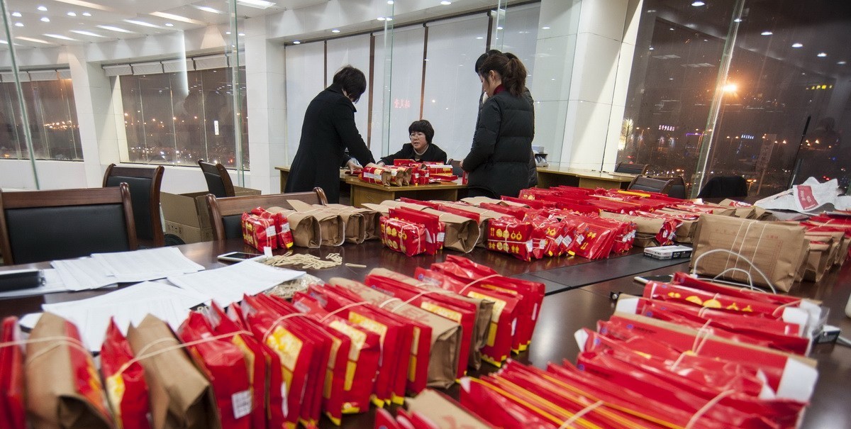 数到手抽筋:江苏银行员工连夜分装工人一年工