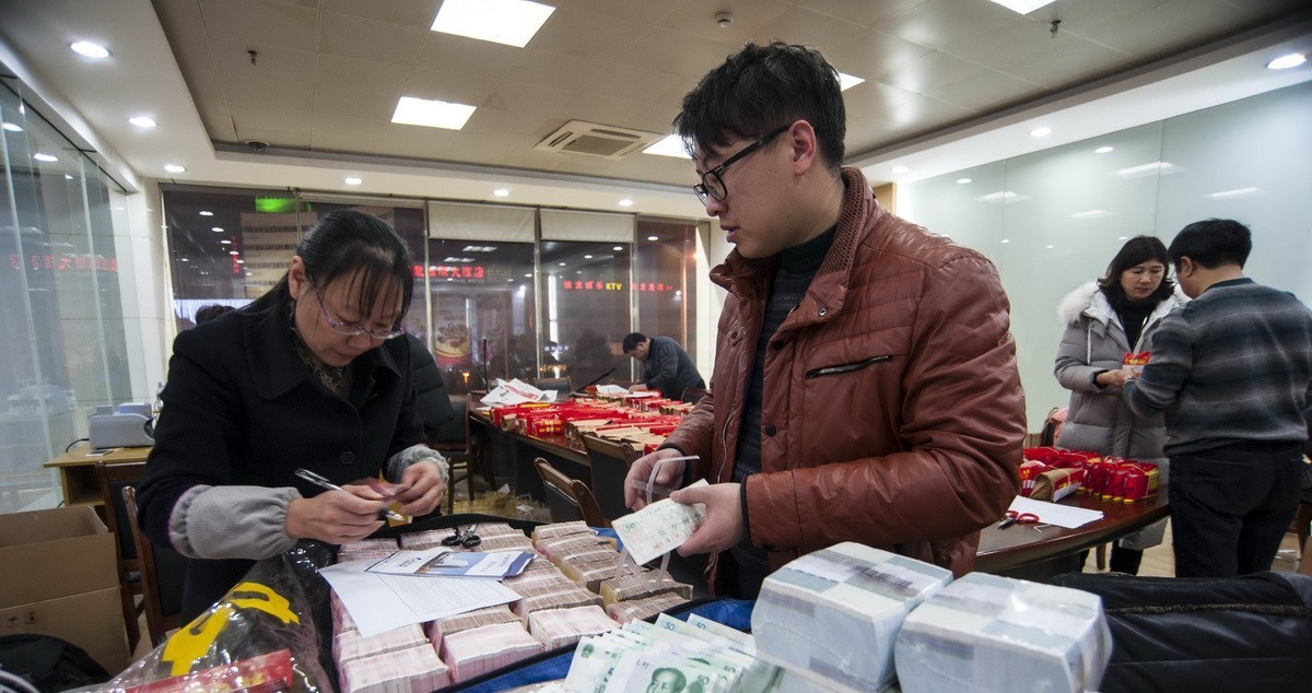 数到手抽筋:江苏银行员工连夜分装工人一年工
