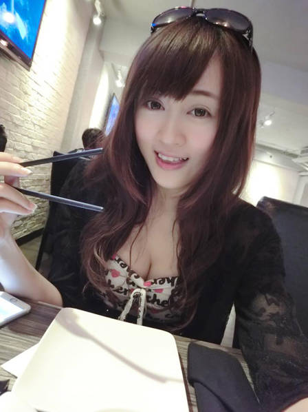 英语老师兼职做Showgirl 30多万人追随着她(3)