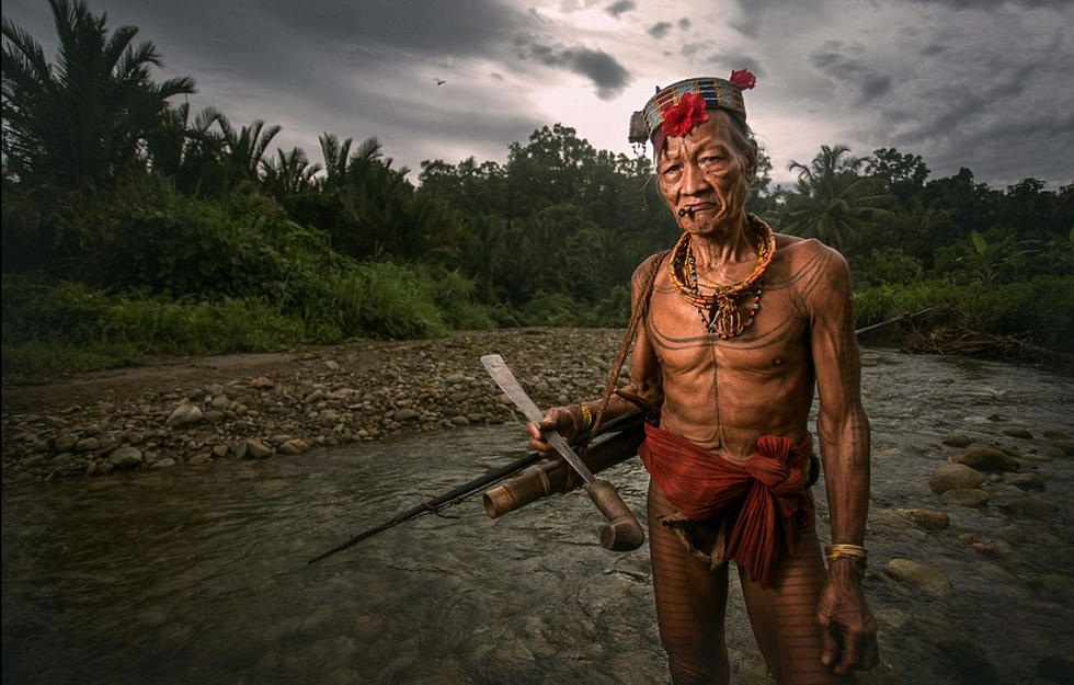 探秘印尼与世隔绝土著部落 独特纹身著称