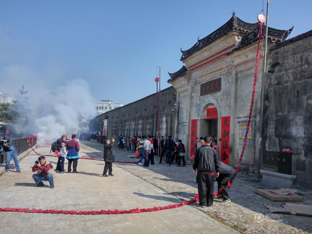 深圳坪山大万村祭祖 祭品摆满祠堂场面壮观