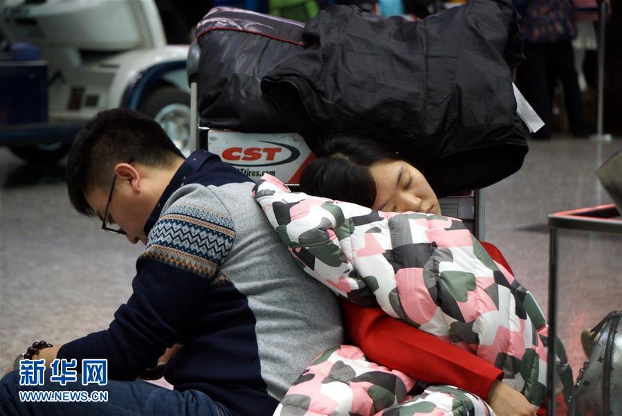 大连因天气航班延误 女子站柜台表达不满