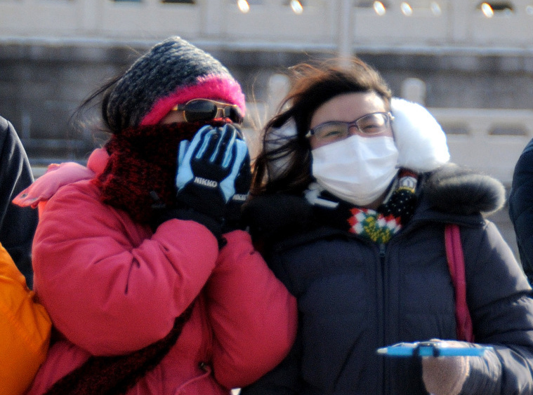 北京发布寒潮蓝色预警 游客顶大风游览