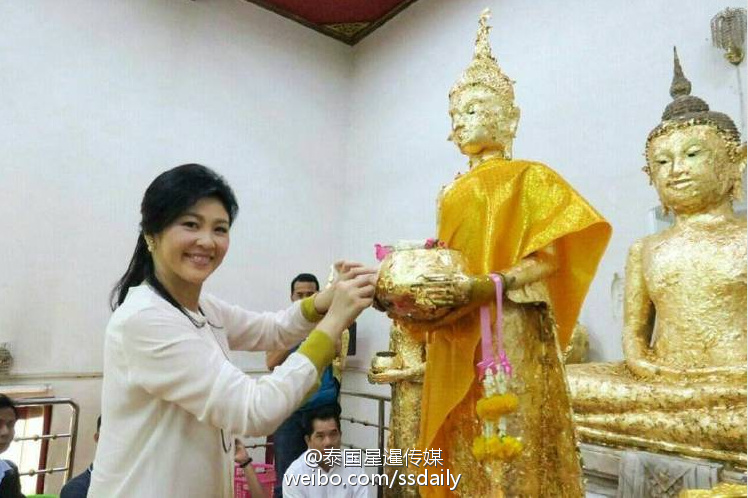 英拉现身寺庙礼佛 引民众争相合影