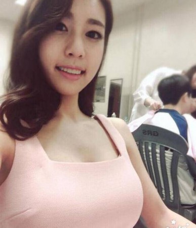 韩国性感电竞女主播:年入千万 竞争激烈