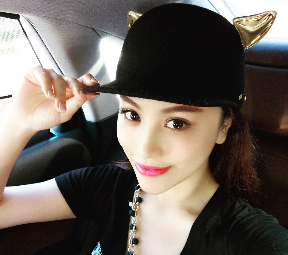 葛天元宵节晒萌照小秀性感 亲手做心形煎蛋(图)