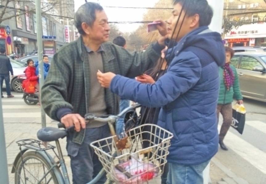 怕被当成讹人 老人被汽车压伤脚拒上医院(4)