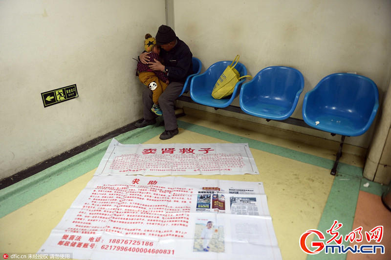  男子捡双性弃婴  搬砖给孩子凑钱赴北京看病