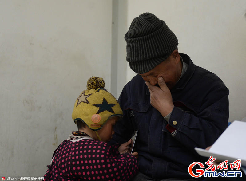  男子捡双性弃婴  搬砖给孩子凑钱赴北京看病