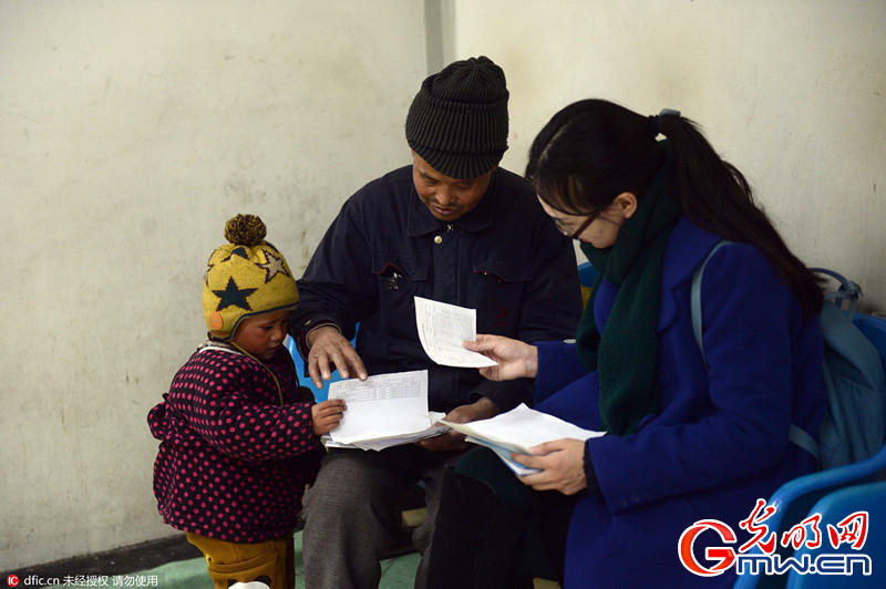  男子捡双性弃婴  搬砖给孩子凑钱赴北京看病