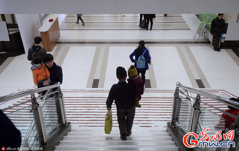  男子捡双性弃婴  搬砖给孩子凑钱赴北京看病