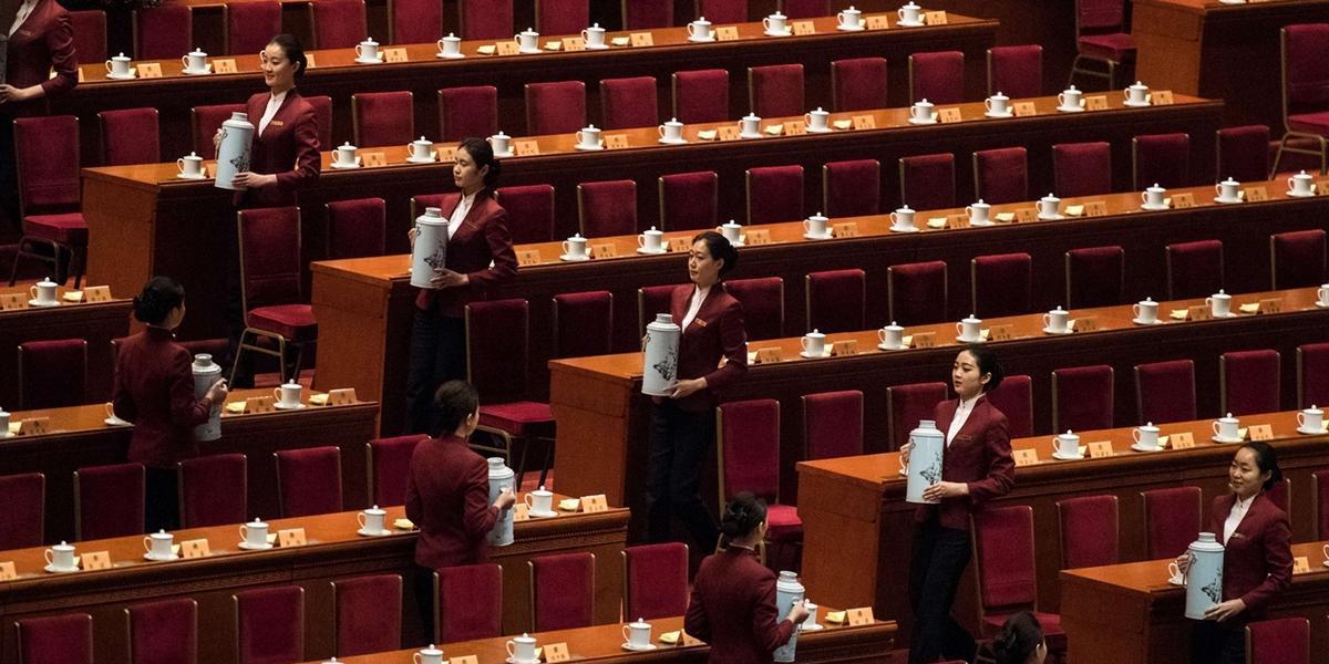 女服务人员在会场内倒茶.johannes eisele/视觉中国